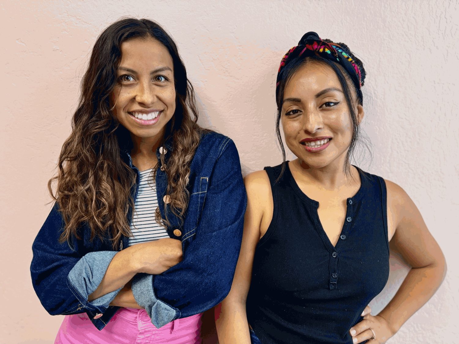 Quienes fundaron The Creative Place, sonriendo frente a una pared rosa